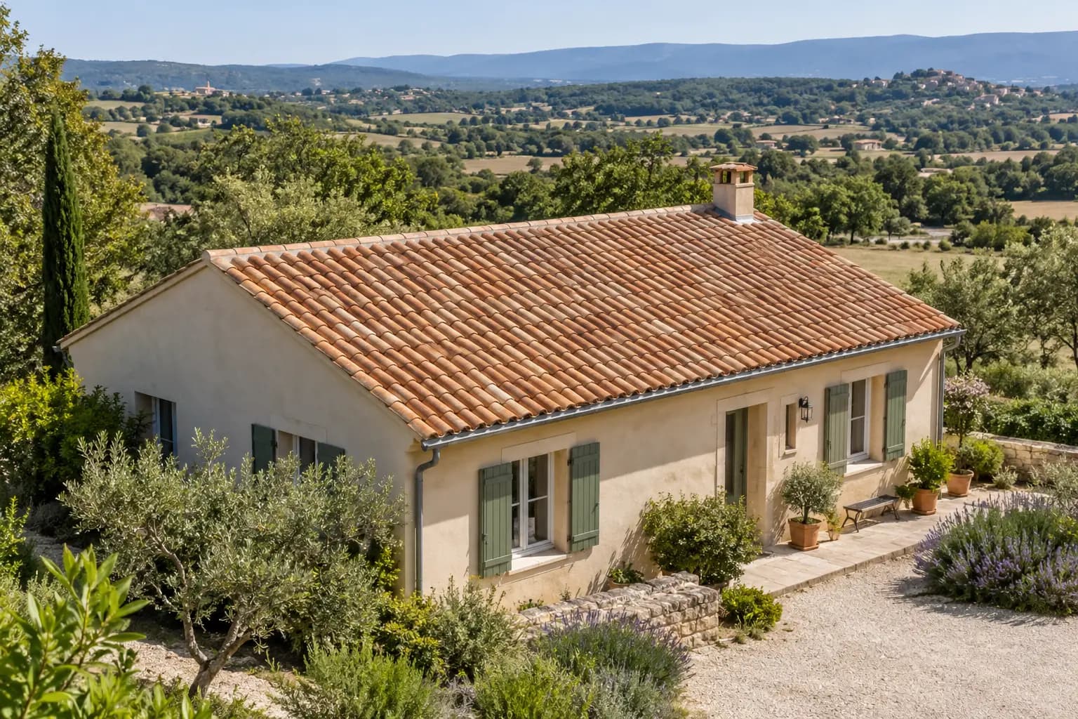 Vue d’ensemble des deux versants d’une toiture en tuiles